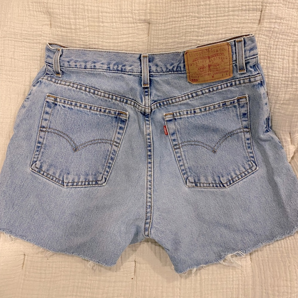 Vintage Levi’s 550 cutoff shorts light wash